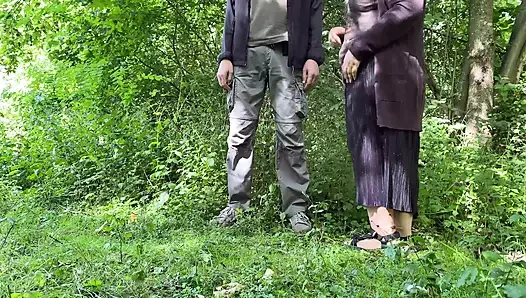 Azgın kayınvalide işedikten sonra halka açık bir parkta oğlunun yarağını siliyor