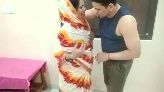 Yeni evli Hintli priyanka yenge gırtlağına kadar sakso çekiyor ve genç üvey erkek kardeşiyle sıkı siyah amcığın derinliklerinde sert yarağa biniyor