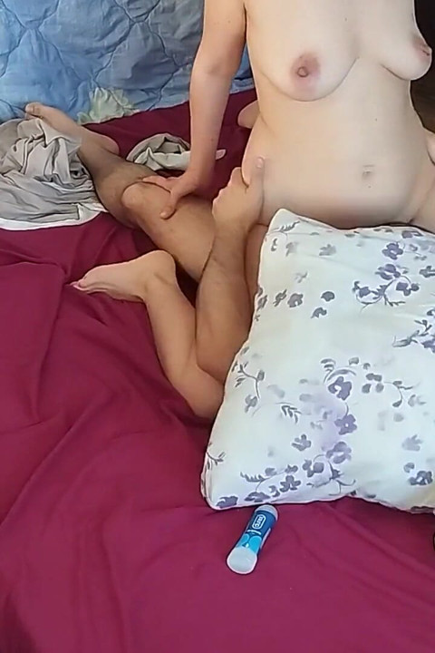 Amatör çift yatak odasında çılgın seks