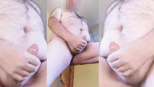 Otururken ve ayaktayken mastürbasyon yapıyor ve boşalıyor - üçlü azgın