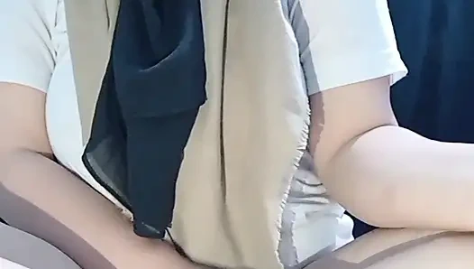 Genç bir kadın kılıcıyla arkadan bıçaklanıyor