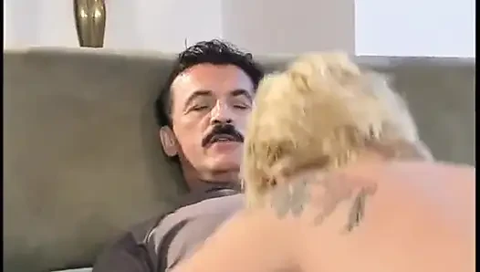 Sert anal sikiş bu seksi sarışın genç kızın sıkı göt deliğini genişletiyor