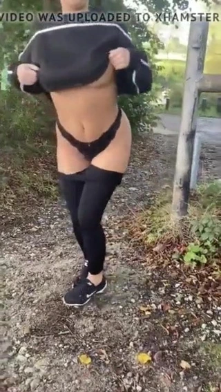 Carly sevimli kıçını ve tangasını gösteriyor