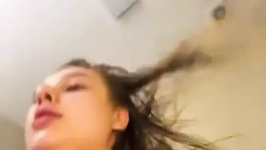 Tombul iri güzel kız yakın çekim çok ateşli sikişiyor