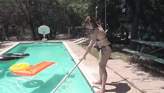 nine mastürbasyon içinde yüzme havuzu