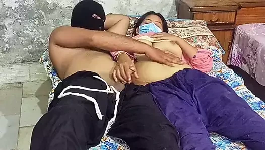 Üvey erkek kardeş ve üvey kız kardeş sikişiyor