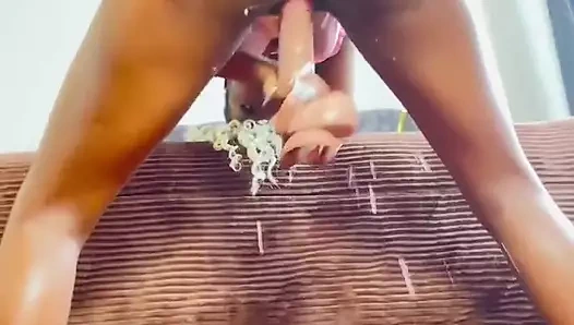 Ayakta domalarak fışkırtıyor