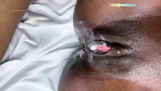 Kız çığlık atarken amının derinliklerinde büyük bir döl salarak dolduruluyor