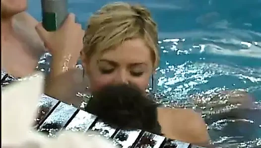 Büyük siyah göğüsler ile Birleşik Krallık realite gösterisinde üstsüz kızlar