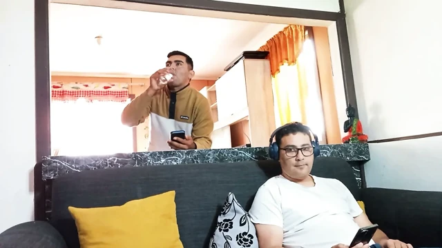 Kukold. Karısını, yani üvey annemi mutfakta becerdiğimin farkında bile değil.