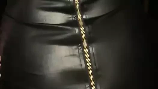 amatör english MİLF göt içinde seksi sıkı deri elbise