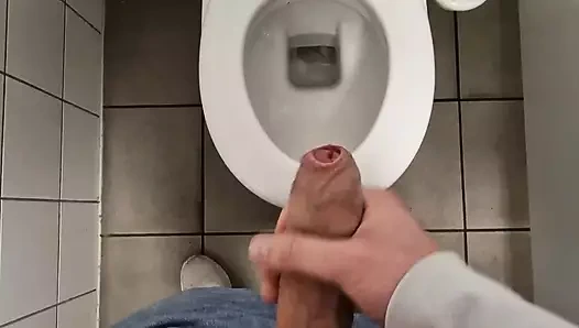 Twink tuvalette sikini sıvazlıyor