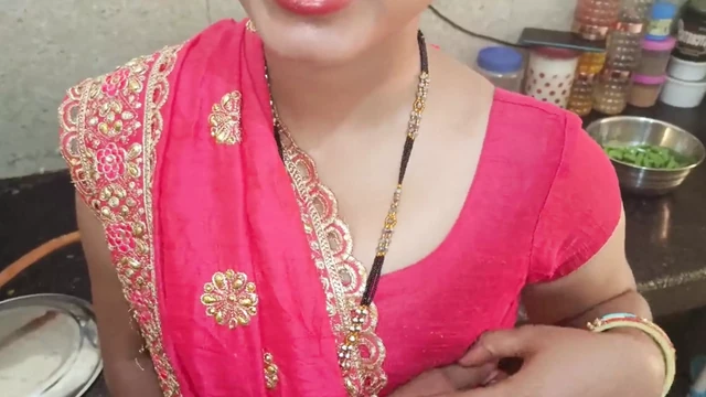 Дейвер оставил свою невестку знать на кухне, когда никого не было дома, задница невестки Dewar ясно в H