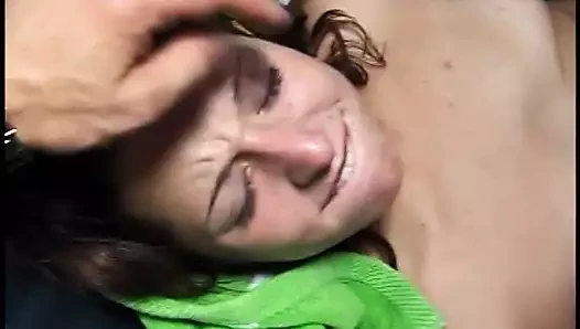 Dik göğüslü güzel esmer şanslı bir adamın çubuğuna sakso çekiyor