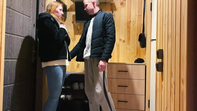 Sokakta tanıştı ve evde büyük götlü bir sarışını sikiyor