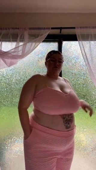 Peach bbw büyük göğüsler içinde pantolon