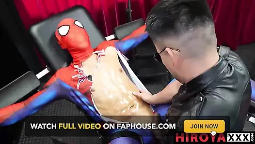Hung Hiroya götten oynadıktan sonra bağlı süper kahraman aç göt deliğini sikiyor