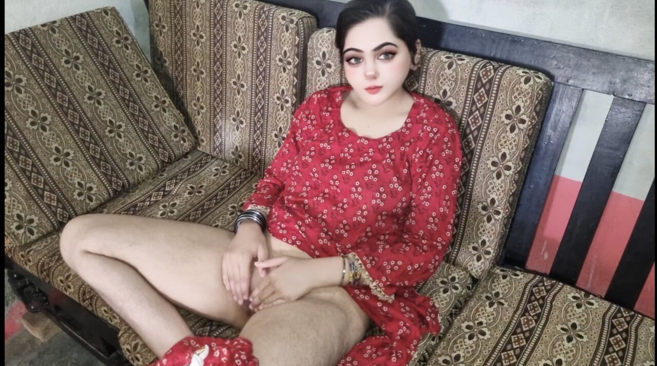 Kırmızı takım elbiseli Afgan kız parmakla sert sikiliyor amını ovuyor ve büyük götle fışkırtıyor
