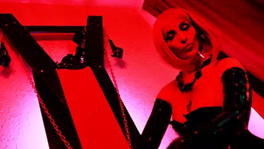 Vinil pvc elbiseli fetiş dominatrix metresi eva, gonzo tanrıçası, yalnız femdom, botlar, pembe saç, orta yaşlı, olgun, bdsm kink