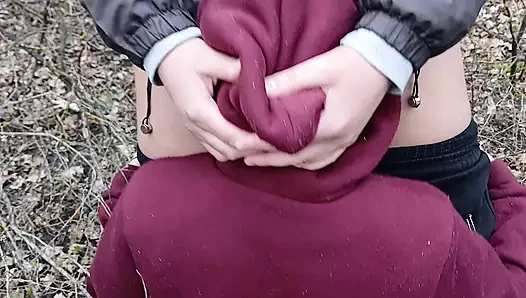 Karım bizi yakalamasın diye ormanda sevgilimi işiyorum ve ağzından sikiyorum