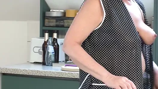 Olgun esmer orta yaşlı seksi kadın mutfak tezgahında sert sikiliyor