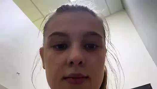 Mükemmel büyük anal tıkaç. Pembe amcığı parmaklıyor