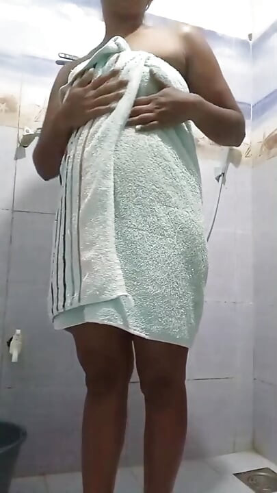 Sri Lankalı kampüs kızı banyo yapıyor