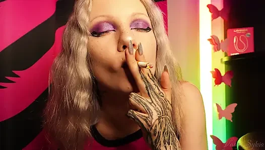 Seksi genç sigara içip onu sallıyor!