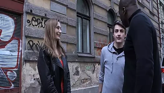 brunette blaesst fremden bbc und dem freund gefaellt es