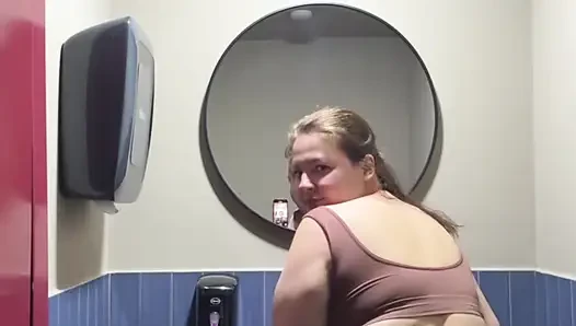 Harika götlü beyaz kız umumi banyoda mastürbasyon yapıyor