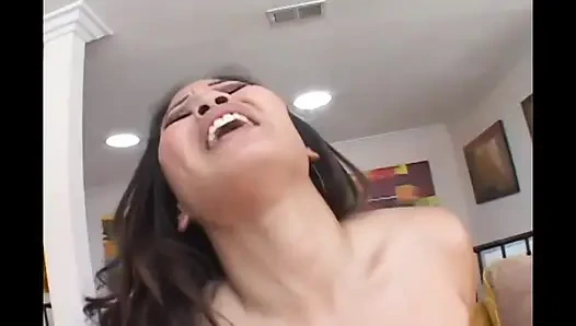 Büyük götlü Asyalı bebek sert sikiliyor