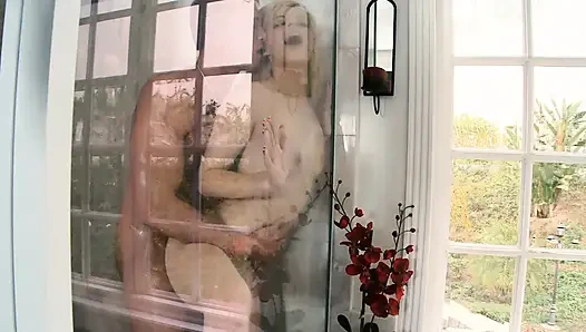 Ally sevgilisiyle şehvetli bir banyo yapıyor ve orada sikişiyorlar