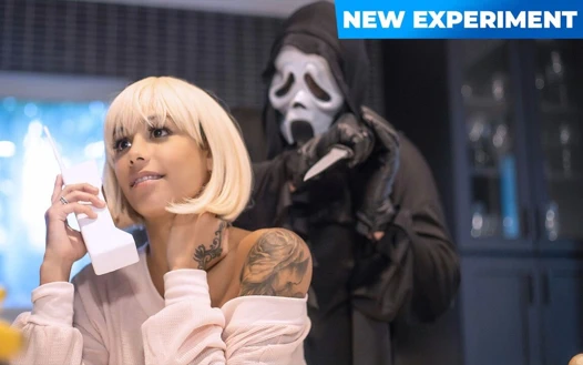 Camila Cortez tehlikeli derecede seksi olan ürkütücü birlasher parodisi içinde rol alıyor