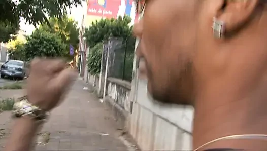 Kaltak siyah bir yarakla sikiliyor