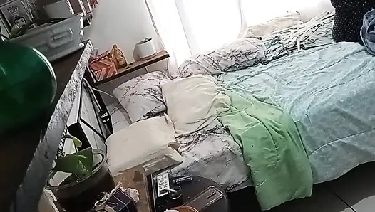 Olgun orta yaşlı seksi kadın odasını temizliyor 1