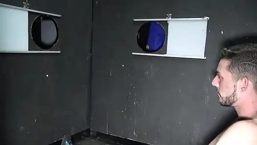 Sürtük duvar deliklerinde xxl yarağı emiyor ve dölleniyor