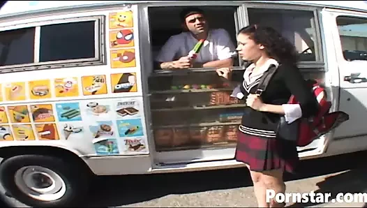 Egzotik Summer Bailey ıslak vajinanın içine büyük bir yarak alıyor