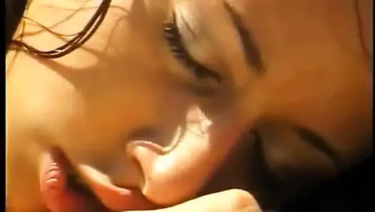 Sürtük esmer havuzda yarak emiyor ve sikişiyor