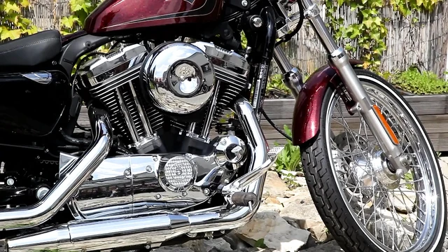 Bisiklette sıska genç kız