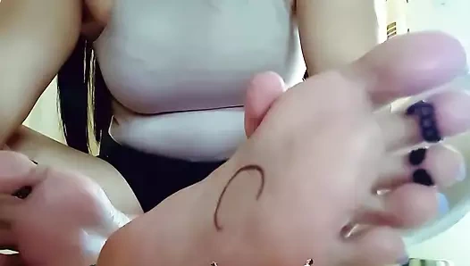 Giantess alfabeyi minik insanlara öğretiyor