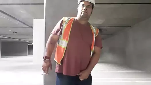 İş yerinde sikimi çıkarıyorum woo!