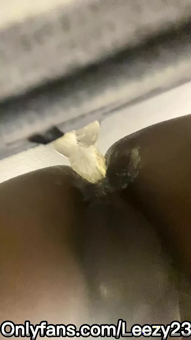 Siyah genç kız banyoda dildoya biniyor