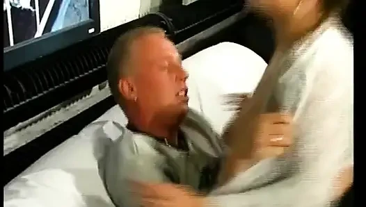 Yarak emen Alman sürtük yarağının ağzına boşalmak için burada