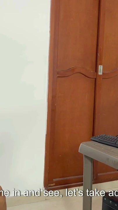 Büyük üvey erkek kardeşim beni izlerken ve büyük penisiyle beni sikerken ateşli videolar izleyerek mastürbasyon yapıyorum | Klip 1