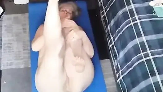 Ateşli orta yaşlı seksi iri güzel kadın sadece çıplak yoga yapıyor!