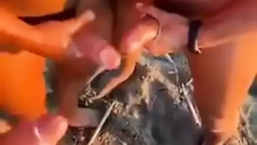 üç adam mastürbasyon kapalı ve sağladım üzerinde bir gay plaj