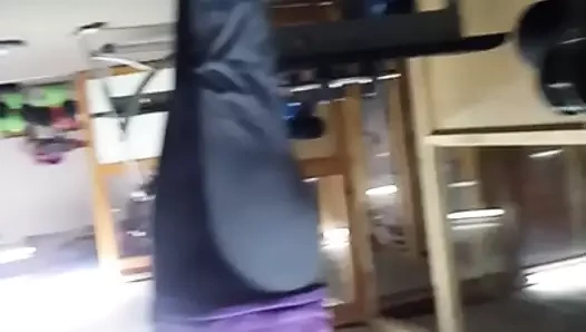 Seksi gri yoga pantolonlu üvey annenin önü