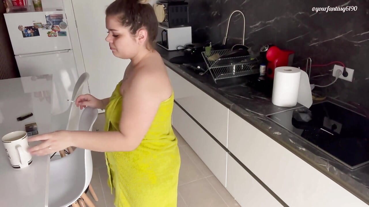 Duş sonrası sigara içiyor