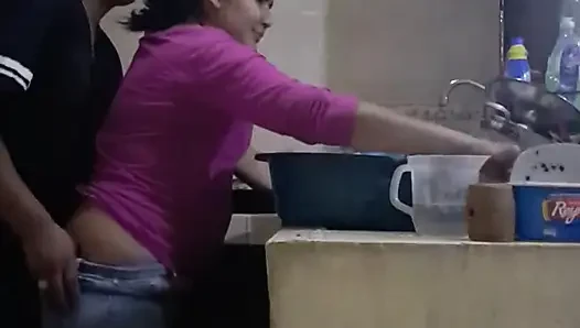 Çalışan kirli bulaşıkları yıkarken sikişiyor ve emiyor