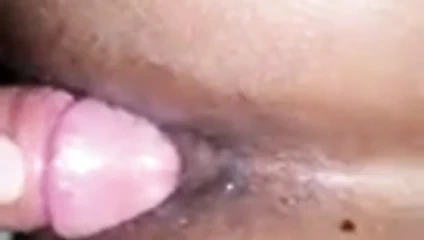 Beyaz üst zenci sporcu sürtüğün döl dolu götünü sikiyor